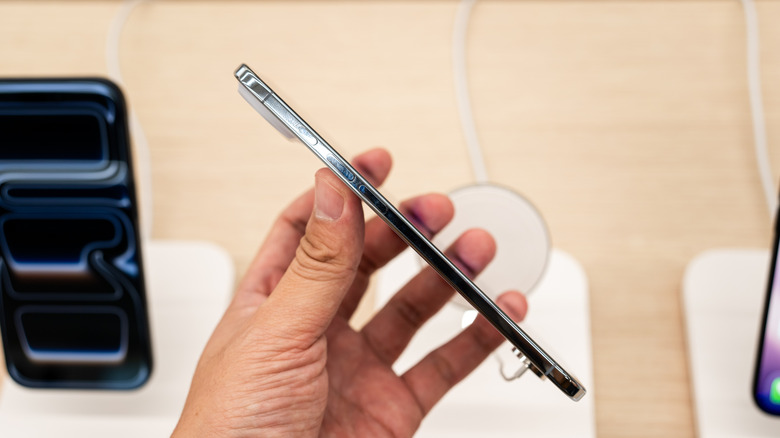 vue latérale de la petite taille de l'iphone 17