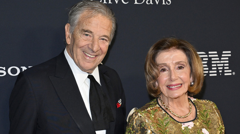 Paul et Nancy Pelosi sourient en mode répétition