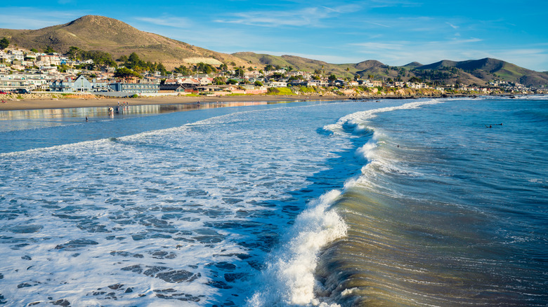 Cayucos State Beach avec un sommet de montagne en arrière-plan.