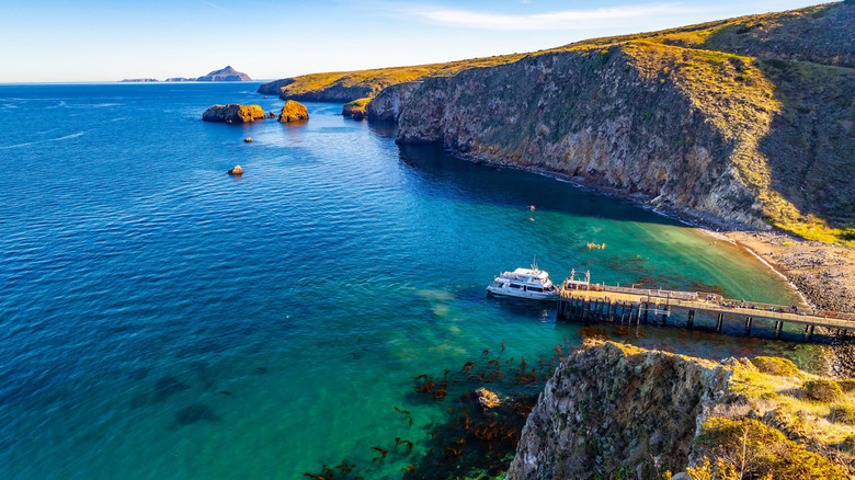 Bateau de croisière amarré à Scorpion Anchorage sur l'île de Santa Cruz.