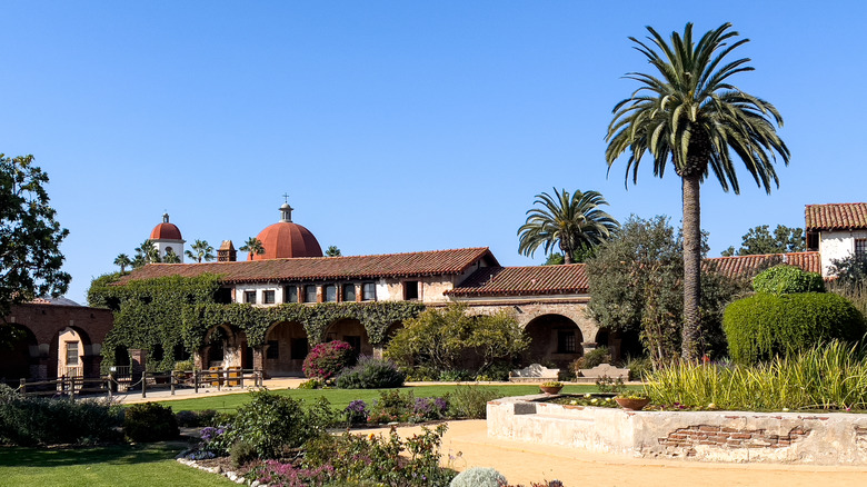 Principaux bâtiments et jardins de la mission espagnole historique à San Juan Capistrano.