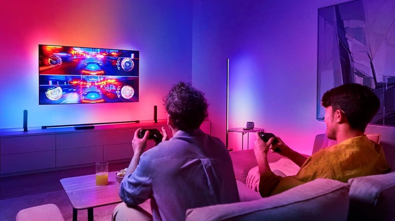 deux personnes jouant à des jeux à la télévision