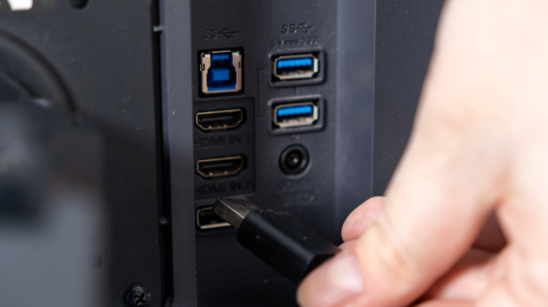 personne se connectant au port HDMI