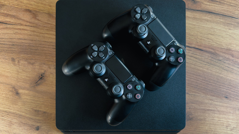 2 manettes PS conservées sur une console PS4 Pro