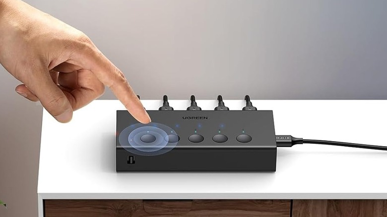 Une personne utilisant un commutateur HDMI