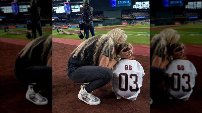 Erika Kirk embrasse son enfant à Chase Field tout en portant des baskets métalliques