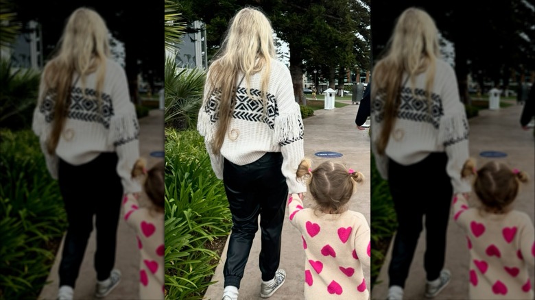 Erika Kirk porte un pantalon de jogging en cuir alors qu'elle se promène avec sa fille au zoo