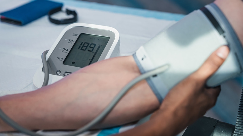 Dépistage de santé à l'aide d'un tensiomètre
