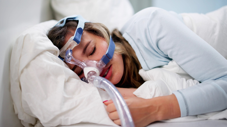 Femme dormant portant un masque d'apnée du sommeil