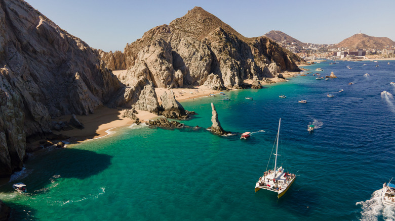 Vue aérienne sur la célèbre arche de Cabo San Lucas.