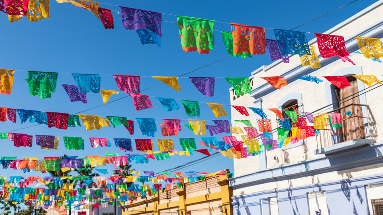 Bannières colorées festives sur une rue de Todos Santos.