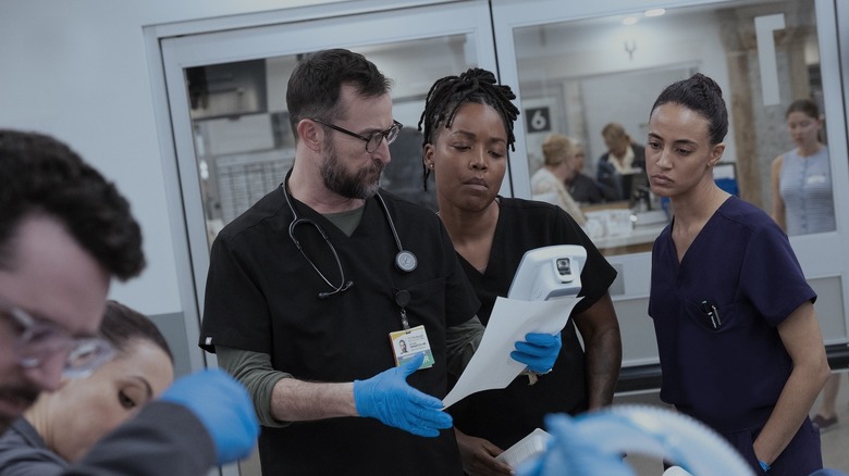Robby Parker et Yolanda regardent un morceau de papier dans une salle d'examen du Pitt