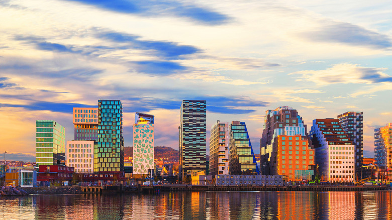 toits de la ville d'Oslo au coucher du soleil