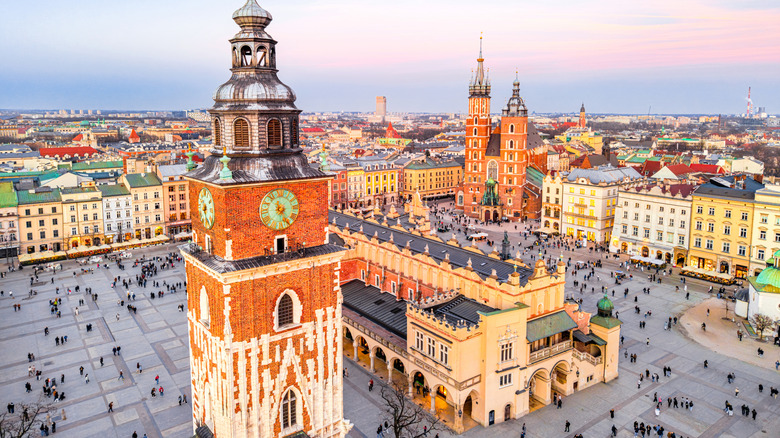 Vue aérienne de la place principale du marché de la vieille ville de Cracovie