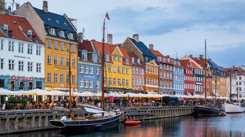 Vue sur le paysage urbain du célèbre quartier Nyhaven de Copenhague
