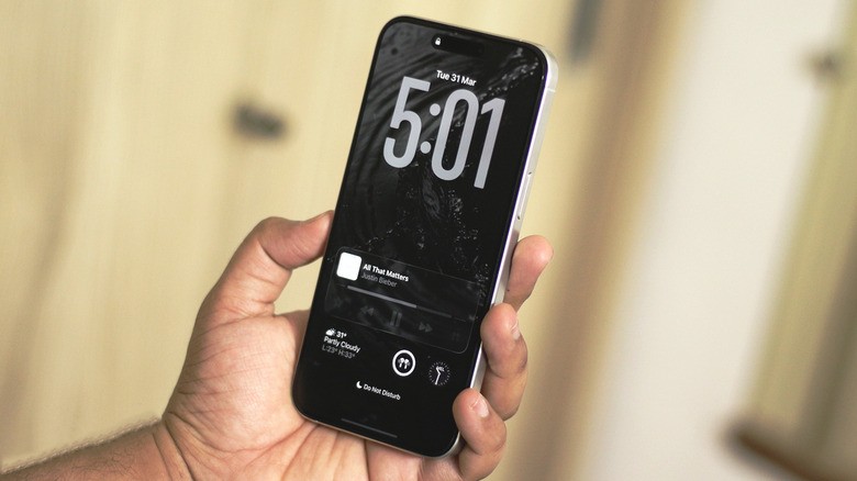 Personne tenant un iPhone