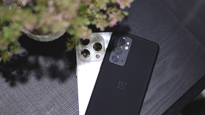 iPhone à côté d'un appareil OnePlus