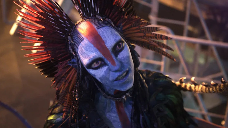 Varang étudie ses ennemis dans Avatar : Fire and Ash