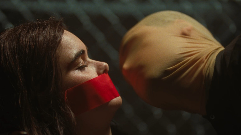 Une Margot captive est menacée par un Arthur masqué dans Faces of Death