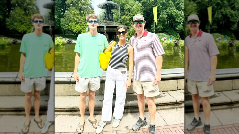 Kaitlan Collins posant pour une photo avec ses frères à Central Park en juin 2024