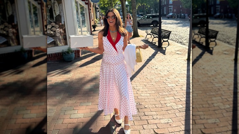 Kaitlan Collins à Cape Cod en juillet 2025, tenant une boîte sur le trottoir