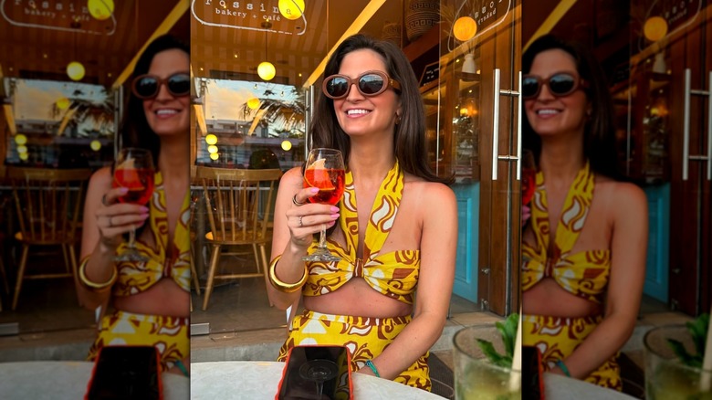 Kaitlan Collins posant pour une photo avec un verre à la main au Mexique