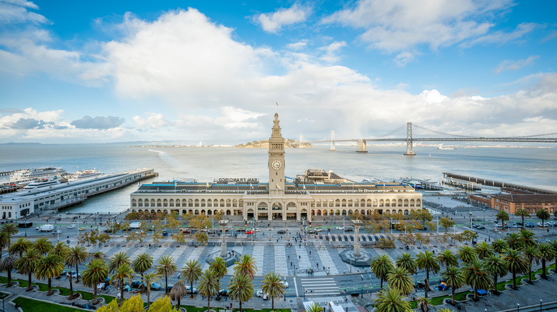 Une vue aérienne du marché du Ferry Building.