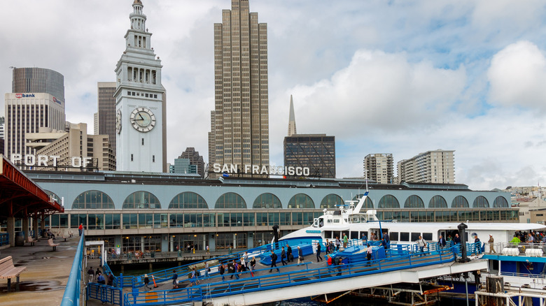 Un ferry s'arrêtant au Ferry Building Marketplace.