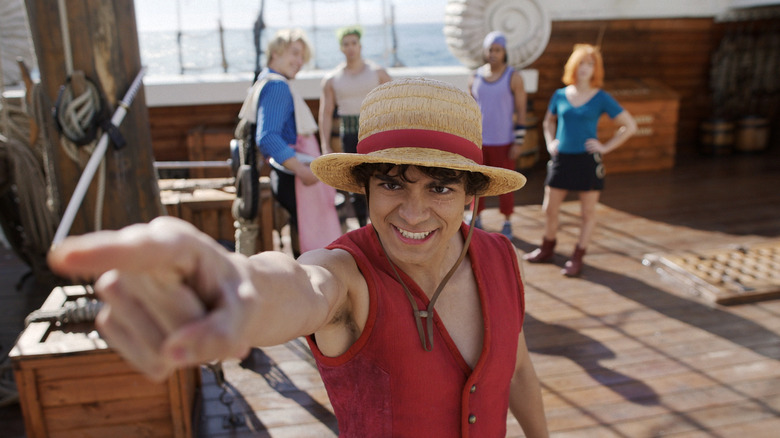 Luffy montre la voie pour signaler la prochaine destination des Chapeaux de Paille dans One Piece