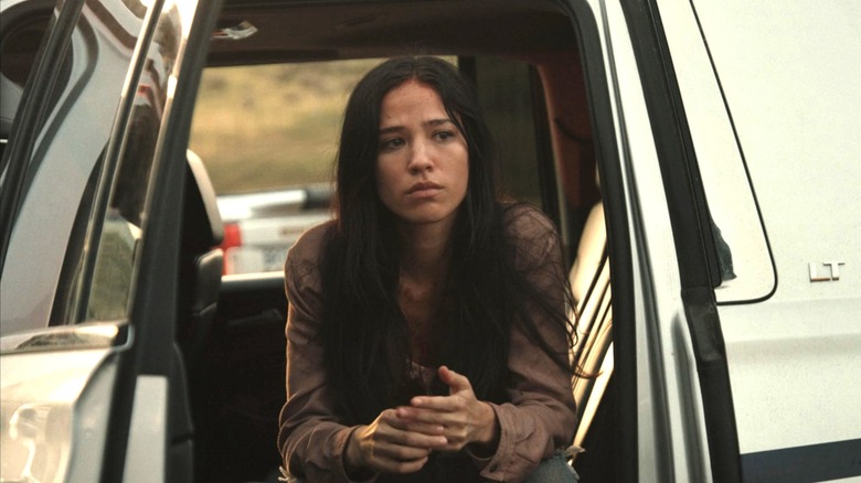 Monica Dutton de Kelsey Asbille a l'air secouée alors qu'elle est assise dans un camion à Yellowstone