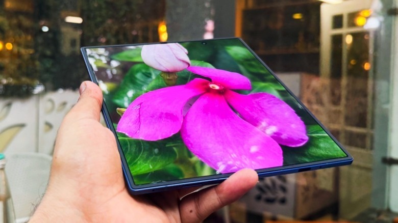 Main tenant un Samsung Galaxy Z Fold 7 déplié