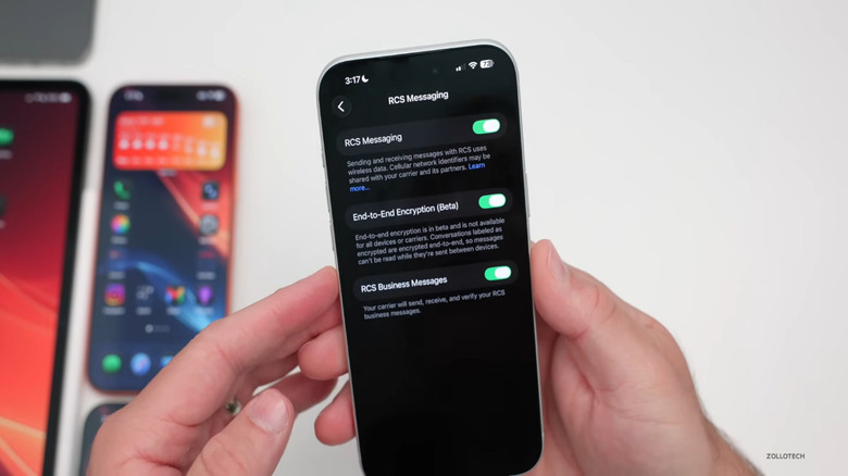 Aaron tenant un iPhone avec les paramètres de chiffrement de bout en bout RCS