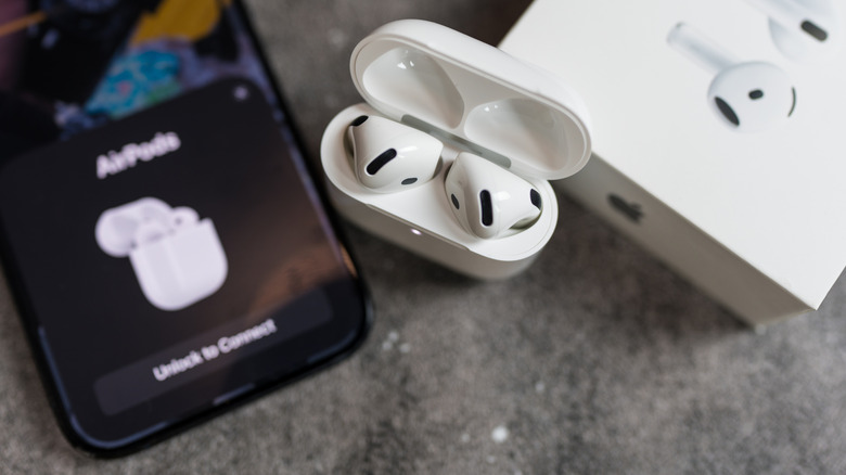 une paire d'AirPods en cours de couplage avec un iPhone