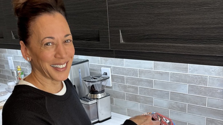 Kamala Harris chez elle pour la soirée de surveillance des Oscars