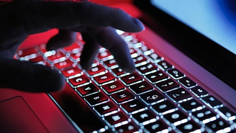 Une personne utilisant un clavier d'ordinateur portable pour taper