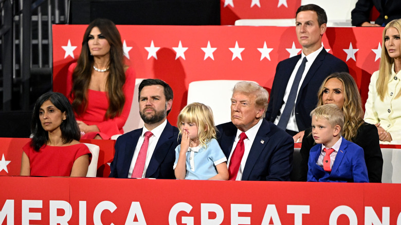 Usha et JD Vance avec la famille Trump au RNC en juillet 2024