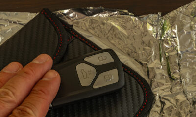 Pourquoi les gens emballent leurs clés de voiture dans du papier d'aluminium