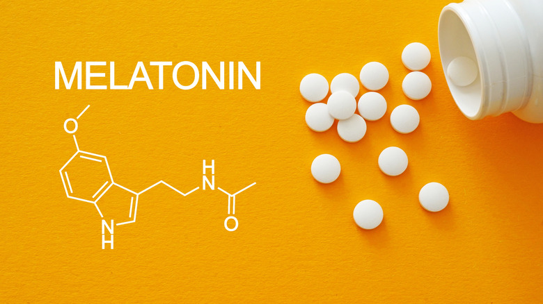 Le mot "mélatonine" au-dessus de la structure moléculaire de l'hormone avec des pilules sortant d'une bouteille à côté d'elles