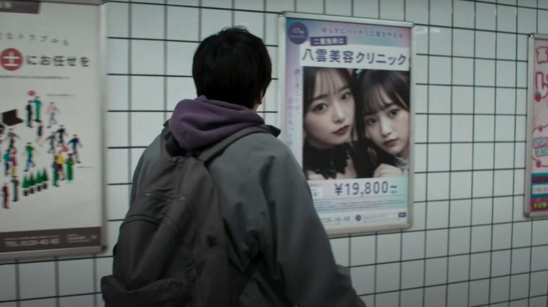 L'Homme Perdu regarde les affiches du métro à la sortie 8