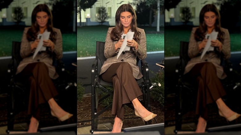 Kaitlan Collins dans un blazer marron et une chevalière dorée