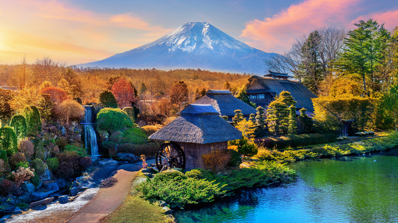 un onsen japonais traditionnel avec le mont fuji au loin