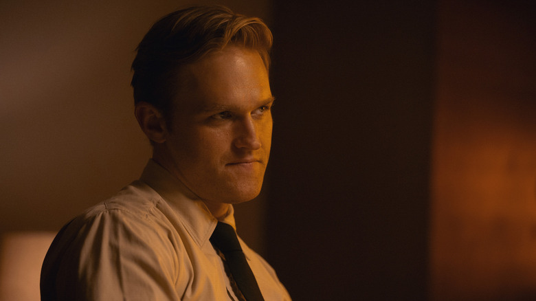 Wyatt Russell dans le rôle de Lee Shaw assis dans un bureau