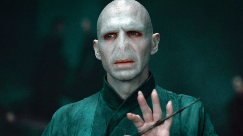 Voldemort caressant la baguette de sureau dans Harry Potter et les reliques de la mort, partie 2
