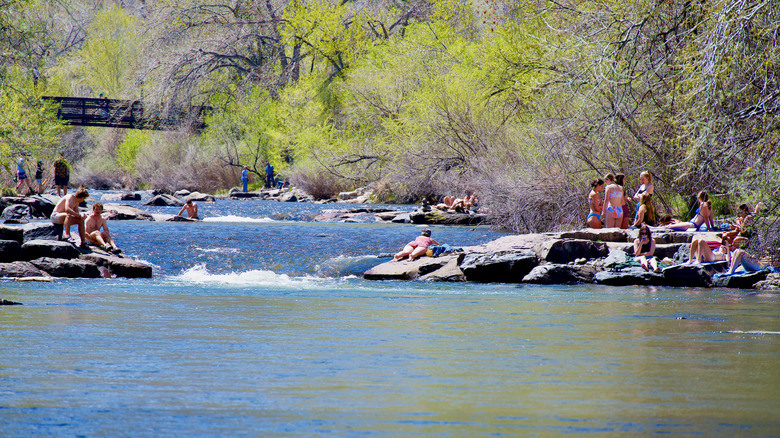 Les gens se baignent à Clear Creek dans le Golden Colorado