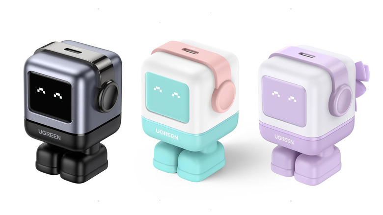 Trois couleurs du même chargeur iPhone en forme de robot Ugreen sont présentées dans une rangée