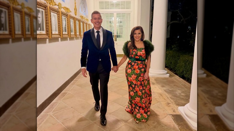 Sean Duffy et Rachel Campos-Duffy marchant ensemble en se tenant la main
