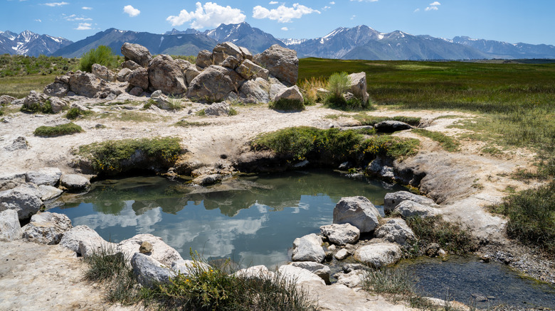 Sources chaudes en forme de coeur à Wild Willys Hot Springs à Mammoth Lakes en Californie