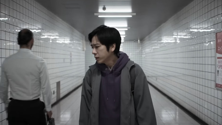 L'Homme perdu de Kazunari Ninomiya se trouve dans l'allée d'une station de métro, à la sortie 8