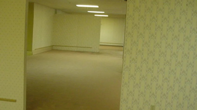 L'image originale des coulisses représente un espace de bureau déserté