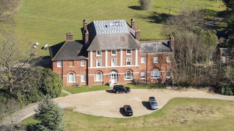 Une image de Forest Lodge, la nouvelle maison de Kate Middleton et du prince William. C'est une grande maison en brique avec de nombreuses fenêtres, entourée d'un écrin de verdure.